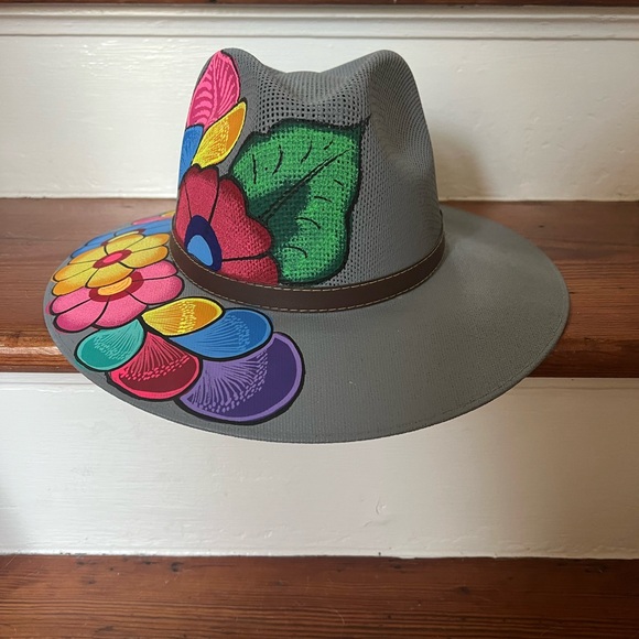 Adorable one of a kind, hand painted straw hat 👒 - Picture 3 of 5